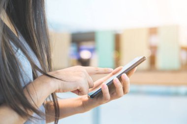 Cep telefonunu kullanan kadının resmini kapat.