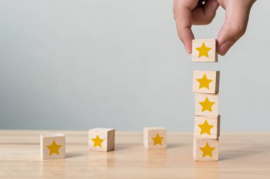 Beş yıldızlı el yapımı tahta kübün üstüne istiflenmiş. En iyi iş hizmetleri derecelendirme müşteri deneyimi konsepti