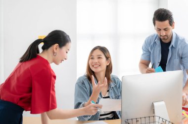 Ortak çalışma süreci, şirket çalışanları bilgisayar masaüstü ile beyin fırtınası projesi üzerinde çalışıyor. Modern ofiste toplantı üzerine şirket kurma takım çalışması