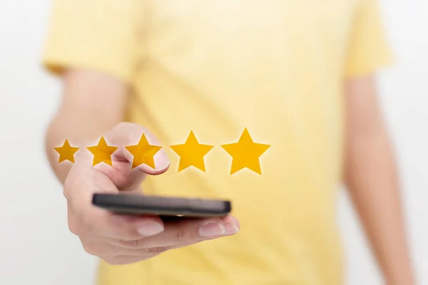 客户服务经验和业务满意度调查 男子手持带有图标五星级标志的智能手机提升公司理念评级 — 图库照片
