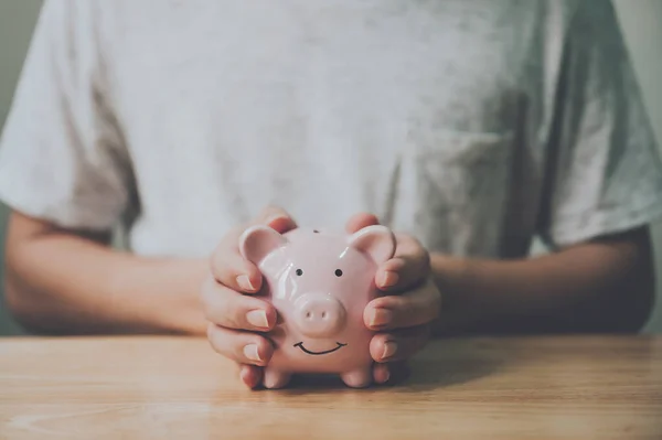 Man Hand Håller Spargris Bank Träbord Spara Pengar Och Finansiella — Stockfoto