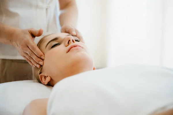 Mooie Vrouw Die Hoofd Gezichtsmassage Krijgt Spa Salon Concept Van — Stockfoto