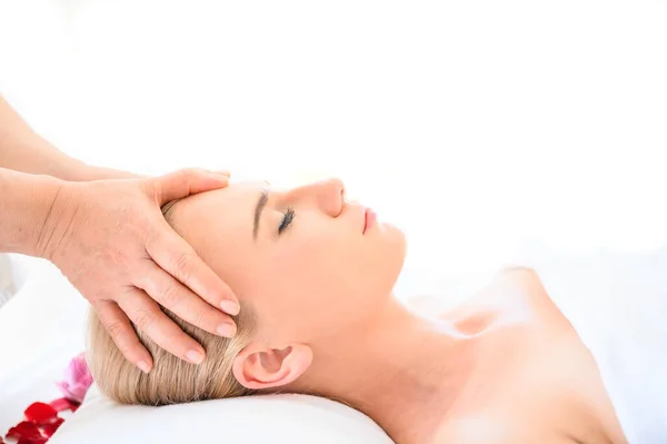 Mooie Vrouw Die Hoofd Gezichtsmassage Krijgt Spa Salon Concept Van — Stockfoto