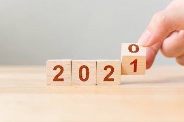 Yeni yıl 2020 'den 2021' e. Tahta küpü ters çevirin. Yeni yıl hedef belirleme kavramı