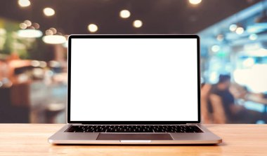 Laptop boş ekran sehpanın üzerinde kahve kafesi arka planı, maketi, metnin şablonu, arkaplan ve aygıt ekranı için kırpma yolları dahil