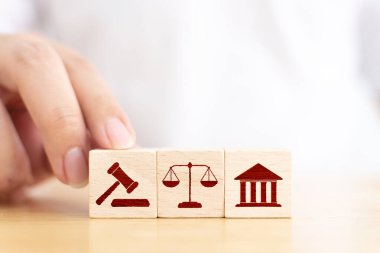 Ahşap blok şekli ve ikon yasası hukuki adalet.