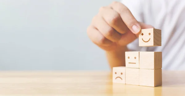 Mão Escolhe Crescimento Rosto Sorridente Cubo Bloco Madeira Melhor Experiência — Fotografia de Stock