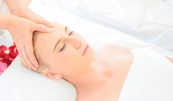 Mooie Vrouw Die Hoofd Gezichtsmassage Krijgt Spa Salon Concept Van — Stockfoto