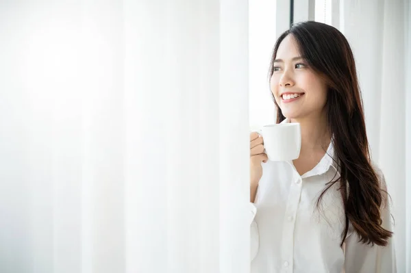 Jonge Aziatische Mooie Vrouw Kleding Witte Pyjama Drink Koffie Naast — Stockfoto