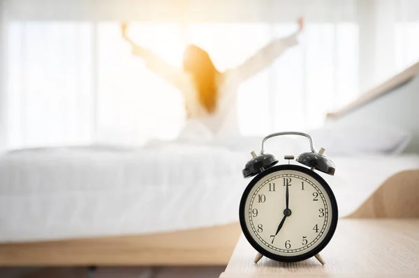 Goedemorgen Nieuwe Dag Wekker Wakker Worden Vrouw Zit Lichaam Stretch — Stockfoto