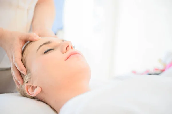 Bella Donna Che Riceve Massaggio Alla Testa Viso Nel Salone — Foto Stock