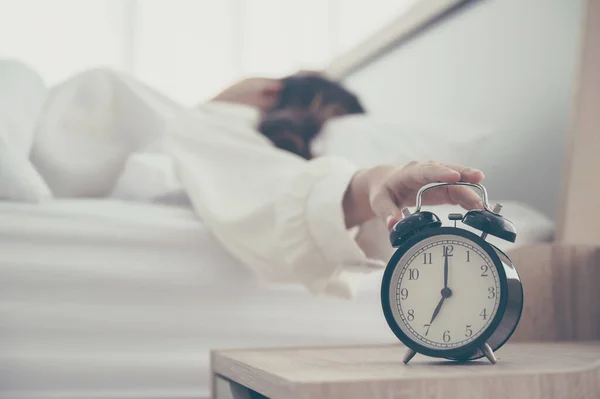 Mujer Asiática Joven Despierta Temprano Mañana Ella Acostada Cama Tratando —  Fotos de Stock