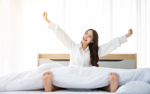 Hermosas Mujeres Asiáticas Despiertan Mañana Dormitorio Ella Ropa Vestido Blanco —  Fotos de Stock