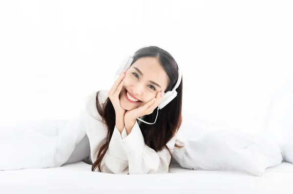 Hermosa Joven Asiática Mujer Los Auriculares Escuchando Música Acostado Cama —  Fotos de Stock