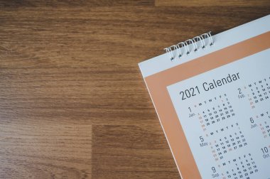 Ahşap takvim 2021 ay üst görünümü, randevu toplantısı yapmak ya da iş planlama ve hayat konsepti için her gün takvim yönetmek için program
