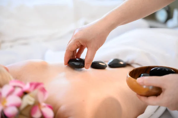 Spa Hot Stone Thai Massage Beauty Treatment Young Woman Getting — Stock Photo, Image