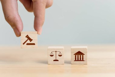 Ahşap blok şekli ve ikon yasası hukuki adalet.