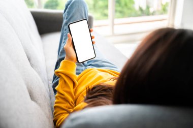 Cep telefonu ve aygıt beyaz ekran boş uzay akıllı telefonu kullanan kadın, kırpma yolu dahil