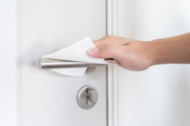 Coronavirus COVID-19 önleme ıslak doku temizleme ıslak kapı tokmağı antibakteriyel dezenfekte ile yüzeye dokunarak Corona virüsünü öldürmek için.