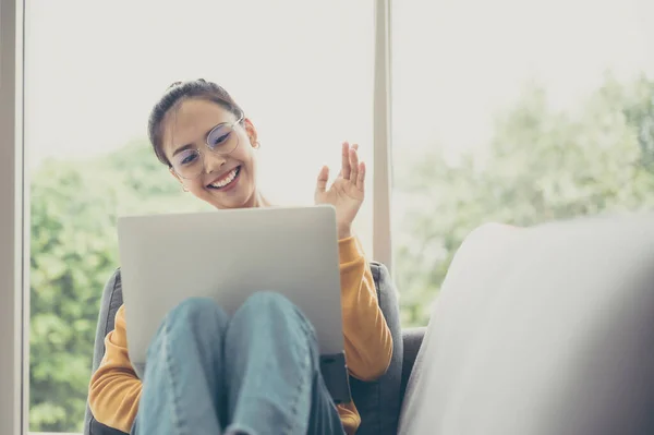 Bella Giovane Donna Asiatica Seduta Utilizzando Computer Portatile Parlando Videoconferenza — Foto Stock