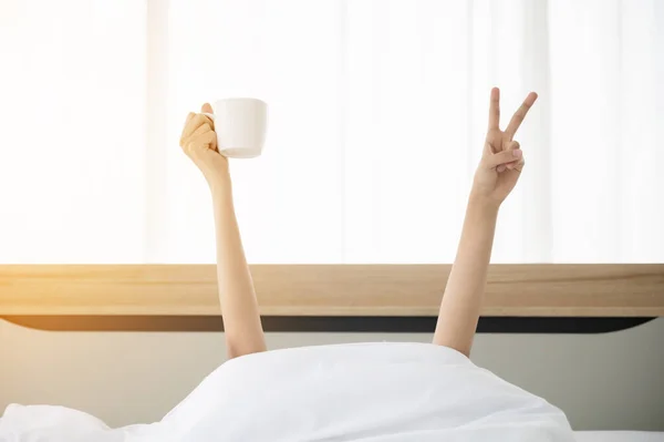 Una Donna Che Sveglia Mattina Sul Letto Nasconde Sotto Coperta — Foto Stock