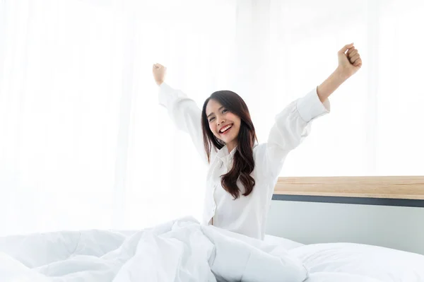 Hermosas Mujeres Asiáticas Despiertan Mañana Dormitorio Ella Estira Siente Fresca —  Fotos de Stock
