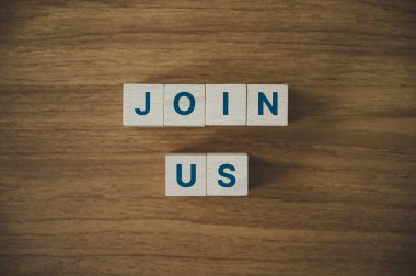 Bize katılın. Tahta sehpanın üzerindeki tahta blokta