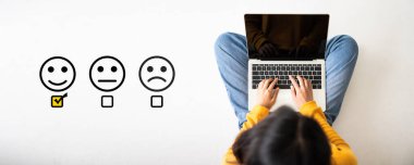 Müşteri deneyimi konsepti. Zeminde oturan ve bilgisayar laptopu kullanan kadının en iyi görüntüsü