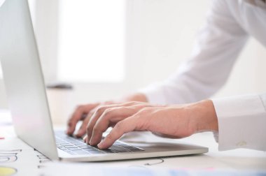 Bilgisayarda çalışan işadamlarının ofis odasındaki yeni proje için bilgisayardan mesaj arama veya yazma görüntülerini kapat