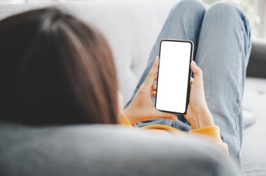 Cep telefonu ve aygıt beyaz ekran boş uzay akıllı telefonu kullanan kadın, kırpma yolu dahil