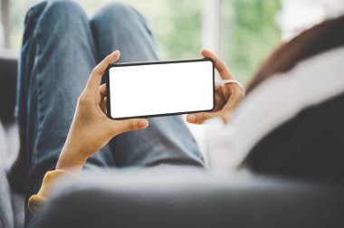 Cep telefonu ve aygıt beyaz ekran boş uzay akıllı telefonu kullanan kadın, kırpma yolu dahil