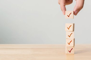 Kontrol listesi konsepti, kopya alanı olan tahta bloklardaki işaretleri kontrol et