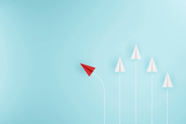 Tek yönlü kağıt uçak grubu ve farklı yönleri gösteren tek bir birey. Yeni fikirler için iş kavramı yaratıcılık ve yenilikçilik. 3d illüstrasyon