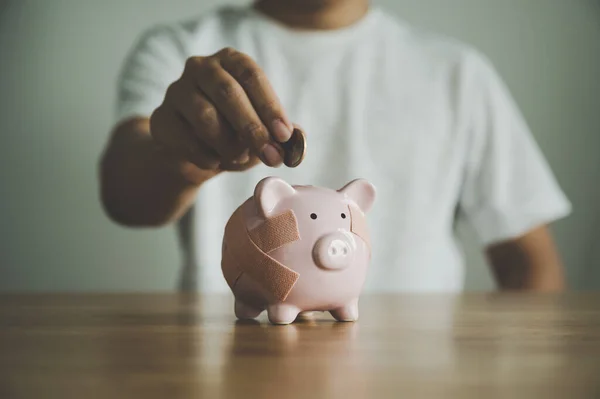 Hand Sätta Mynt Spargris Bank Träbord Begreppet Spara Pengar Och — Stockfoto