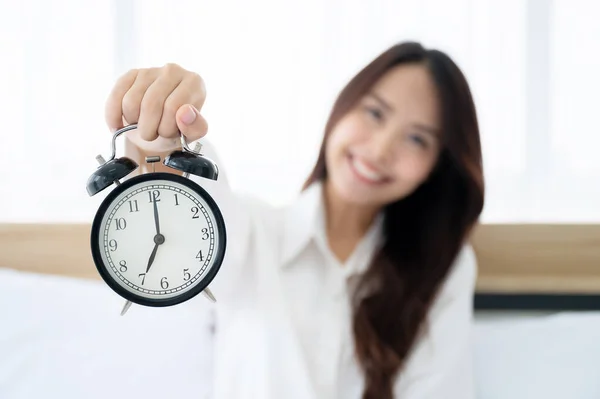 Jonge Aziatische Mooie Vrouw Wakker Ochtend Bed Kleedt Zich Wit — Stockfoto