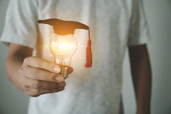 Mano Dell Uomo Che Tiene Lampadina Concetto Educazione Pensiero Creativo — Foto Stock