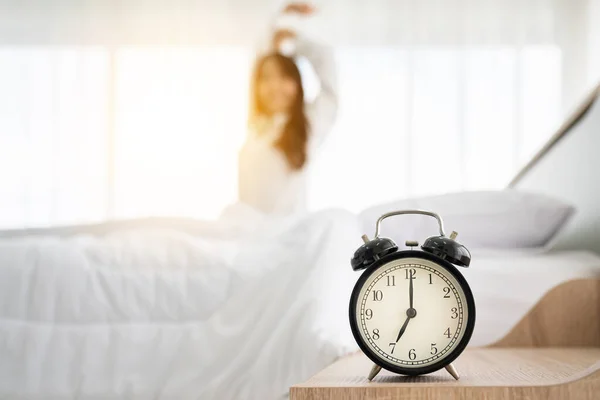 Bom Dia Novo Dia Relógio Despertador Acordar Mulher Sentado Corpo — Fotografia de Stock