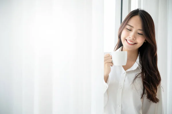 Jonge Aziatische Mooie Vrouw Kleding Witte Pyjama Drink Koffie Naast — Stockfoto