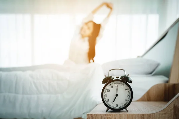 Reggelt Nap Ébresztő Óra Felébredni Test Nyújtózkodik Ágyon Ablak Mellett — Stock Fotó