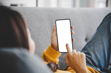 Cep telefonu ve aygıt beyaz ekran boş uzay akıllı telefonu kullanan kadın, kırpma yolu dahil