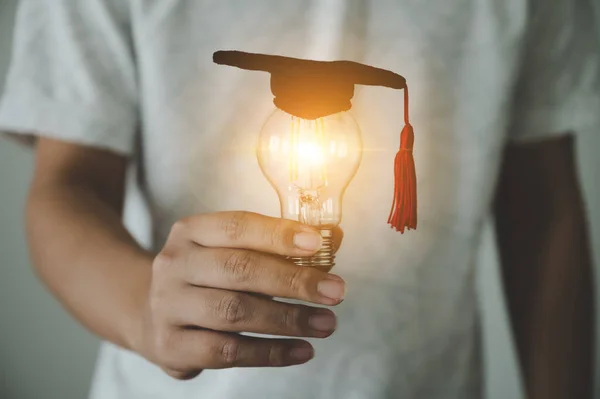Mão Homem Segurando Lâmpada Conceito Educação Pensamento Ideia Criativa Inovação — Fotografia de Stock