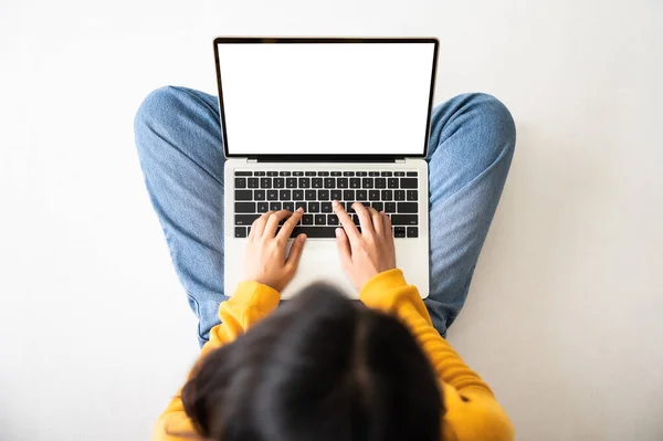 Visão Superior Mulher Sentada Chão Usando Laptop Tela Branco Fundo — Fotografia de Stock