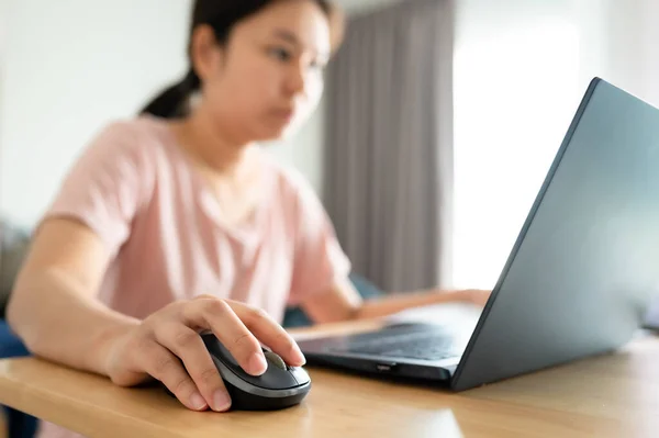Jovem Mulher Asiática Usando Laptop Casa Trabalhe Casa Videoconferência Videochamada — Fotografia de Stock