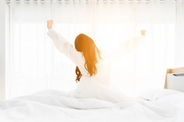 Goedemorgen Nieuwe Dag Aziatische Vrouw Wakker Zitten Lichaam Stretch Bed — Stockfoto