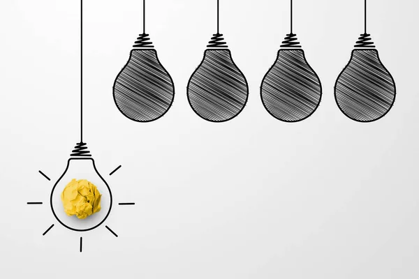 Kreativ Denkende Ideen Und Innovationskonzept Papierschrott Kugel Gelb Mit Glühbirnen — Stockfoto
