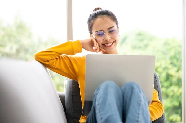 Bela Jovem Ásia Mulher Sentado Usando Computador Laptop Falando Vídeo — Fotografia de Stock