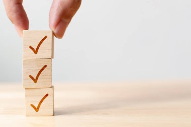 Kontrol listesi konsepti, kopya alanı olan tahta bloklardaki işaretleri kontrol et