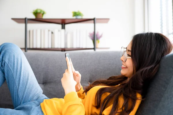 Glücklich Junge Asiatische Frau Entspannt Sich Hause Sie Sitzt Auf — Stockfoto