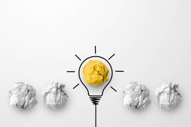 Yaratıcı fikir ve yenilik kavramı. Kağıt küre sarı renk olağanüstü ampul sembollü farklı bir grup