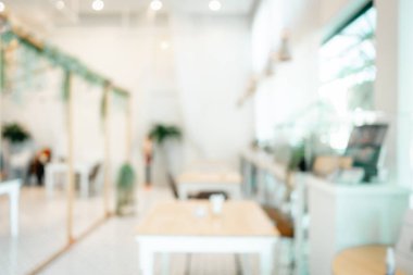 Kafenin iç planının ve Bokeh 'in ışıklandırmasının bulanık görüntüleri.